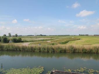 Lovely Lakeside Holiday Home In Schardam