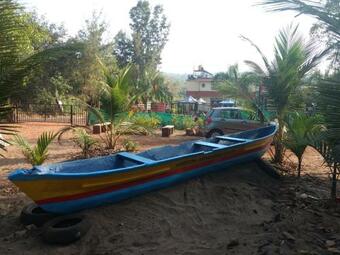 Hotel Whistling Waves Beach Resort