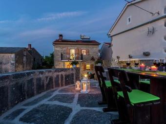 Charming Villa In Milohnici With Balcony