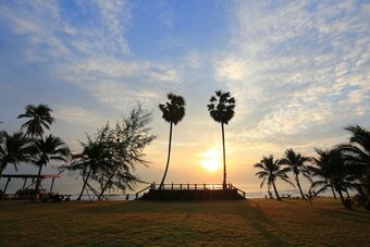 Hotel Bansaithong Beach Resort