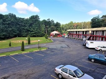 Motel Econo Lodge Inn & Suites Near Split Rock And Harmony Lake