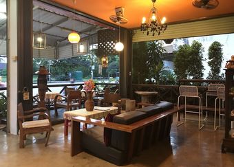 Hotel Ez House & Cafe