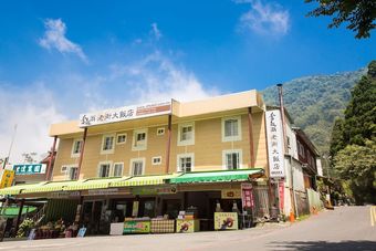 Fenchihu Street Hotel