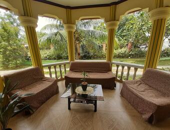 Oyo 422 Villa Emilia Pension House