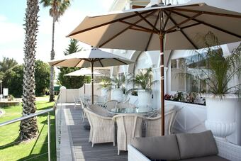 Hotel Russells On The Port