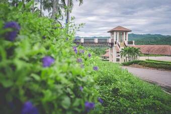 Hotel Leaves Valley Resort