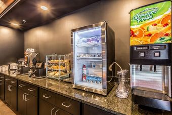 Cobblestone Hotel & Suites - Hartford