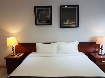 Paddy's Hotel & Apartments