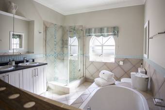 Hotel The Browns' Luxury Guest Suites