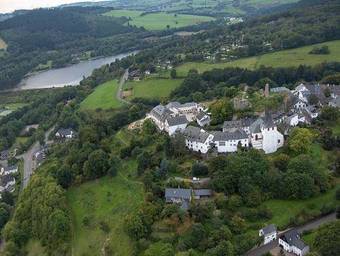 Schlosshotel Burghaus Kronenburg