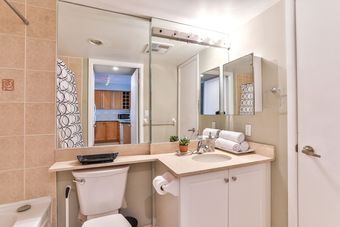 Downtown Studio In Dundas Square