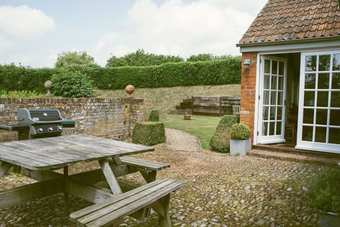 Superb Detached Grade II Conversion Of An Original Apple Mill With Hot Tub & Free Membership To Nearby Leisure Club