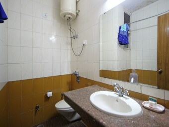 Capital O 6977 Hotel Clarks