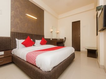 Hotel Oyo 4173 Dolphin Club