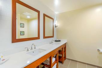 Hotel Comfort Suites Burlington Near I-5