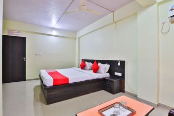 Oyo 24833 Hotel Silver