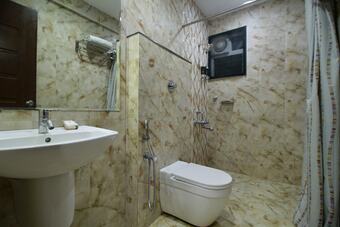 Hotel Oyo 22439 Ratna Forever