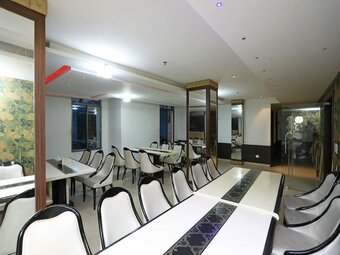 Oyo 28439 Skylark Hotel