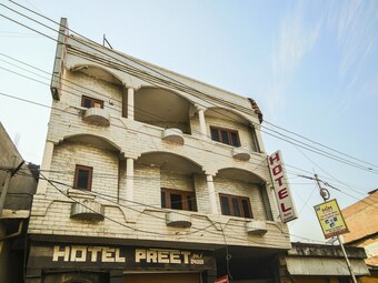 Oyo 24753 Hotel Preet