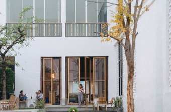 White Wall Riverfront Hotel