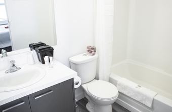 Hotel Bowmanville Marina Inn & Suites