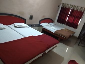 Iroomz Hotel Sagar Deluxe
