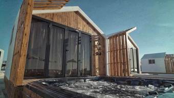 Hotel Nirvana Wellness Huts - White Bay