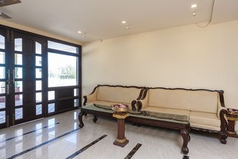 Hotel Oyo 33352 The Royal Park