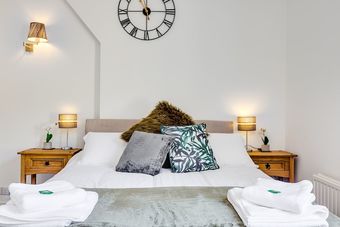 Superb Central First Floor Studio Apartment #8