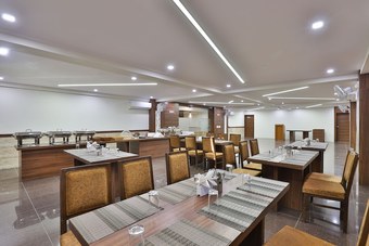 Capital O 29562 Hotel Luxura