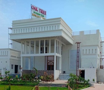 Hotel Oak Tree By Golden Plate