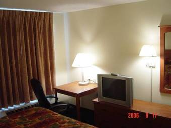 Hotel Hometown Inn & Suites