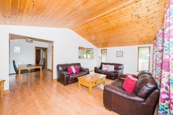 Skylark Lodge With Hot Tub Near Cupar, Fife