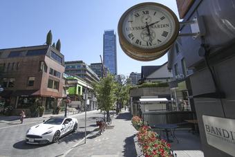 Posh Yorkville Condos - Heart Of Toronto