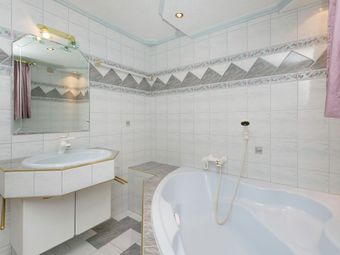 Beautiful Mountainside Chalet In K�nigsleiten