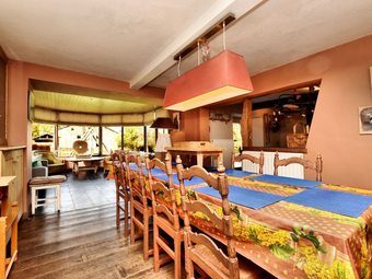 Rustic House With Large Garden And Conservatory