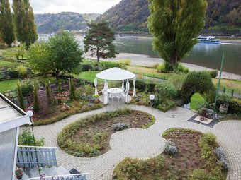 Amazing Holiday Home Directly On The Rhine With Roof Terrace And A Large Garden