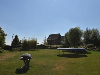 Beautiful Villa With Large Garden, Jacuzzi And Swimming Pond