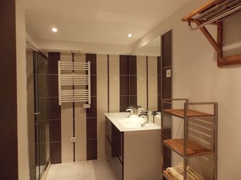 Spacious Holiday Home With Swimming Pool In Montaulieu