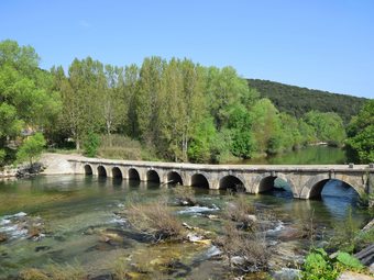 Cozy Holiday Home In Montclus With River Near