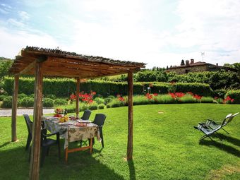 Tidy Apartment With View Over Hills. Ideal Location, Garden With Pergola, Wifi