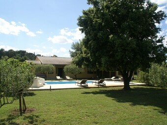 Cozy Villa In Sorgues With Swimming Pool