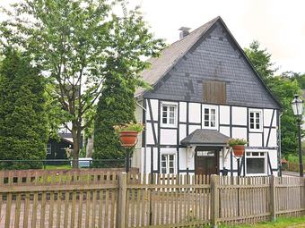 Detached Holiday Home In The Sauerland Region - Fenced-in Garden With Garden Furniture