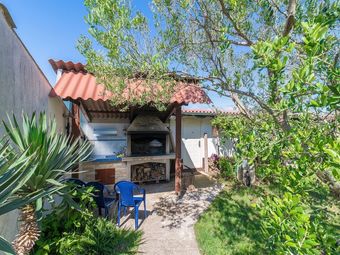 Spacious 4 Bedroom Apartment With Beautiful Private Pool, Terrace, Taverne, Bbq