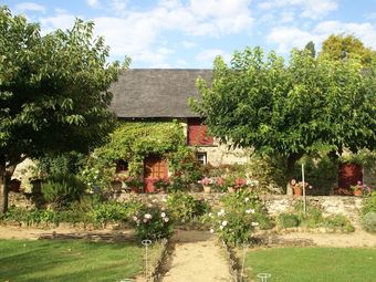 Quaint Holiday Home In Loire France With Garden