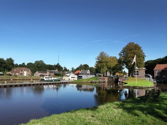 Cozy Holiday Home By The Canal In Dwingeloo