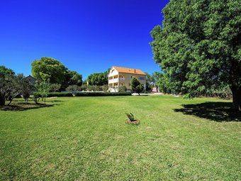 Villa Spacious Holiday Home With Private Infinity Pool, Superb Garden, Terrace, Bbq,