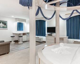 Hotel Comfort Suites North