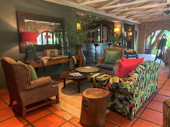 Shangri-la Country Hotel