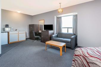 Hotel Super 8 By Wyndham Mt Hope Hamilton Intl Arpt On